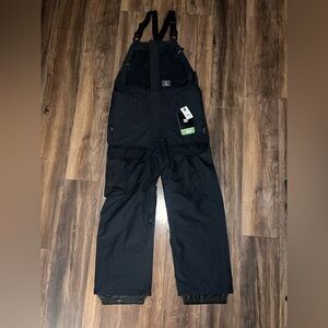 NWT Men’s Size LARGE DC 15K Shadow Bib. Black.